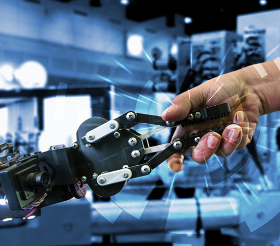 Roboter und Mensch Hand in Hand