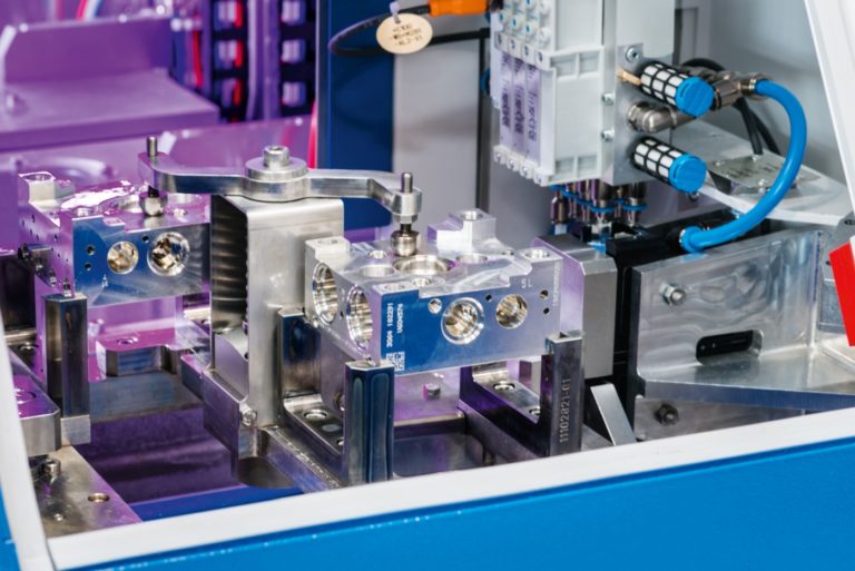 Bauteile im 15-Sekundentakt prozesssicher entgraten, reinigen und trocknen