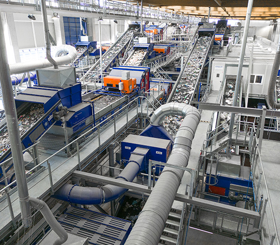 KI im traditionsreichen Maschinenbau-Unternehmen:  Wie STADLER Dokumentation, Analyse und Kommunikation beschleunigt